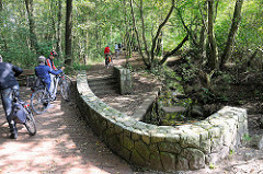 Ausflugsziel Alsterquelle in Henstedt-Rhen; Fahrradfahrer / Fahrradtour.