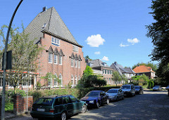 Brabandstrasse an der Alster in Hamburg Alsterdorf - im Vordergrund Doppelwohnhaus - Landhaus Höger.