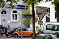 Die Sierichstraße in Hamburg - Winterhude ist einer der wenigen Straßenzüge in Europa, auf denen tageszeitabhängig die Fahrtrichtung gewechselt wird. Die Straße wurde 1863 nach Adolph Sierich (1826–1889) benannt.