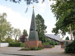 St. Petruskirche in Henstedt Rhen; Norderstedter Strasse - Glockenturm / Kirchengebäude; Architektur der 1960er Jahre.