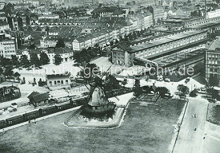 Historische Luftaufnahme vom Schlachthof Sternschanze / Hamburg St. Pauli (ca. 1930); Windmühle an der Feldstrasse, Rinderschlachthalle. Güterwaggons auf den Gleisen, Wohnhäuser.