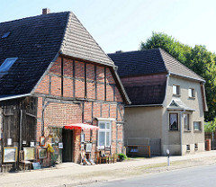 Fachwerkhaus - Trodelladen auf der Tenne; Wohnhaus mit grauem Putz - neue + alte Architektur in Neustadt-Glewe, Mecklenburg-Vorpommern.