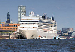 Das Kreuzfahrtschiff MSC Magnifica liegt am Kreuzfahrtterminal Altona - Hafenfähren auf der Elbe; im Hintergrund die St. Michaeliskirche / Michel.