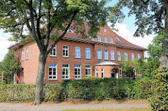 Schulgebäude, Backsteinarchitektur Baujahr 1912 - Dorfstrasse vom Ortsteil Henstedt in Henstedt-Ulzburg.
