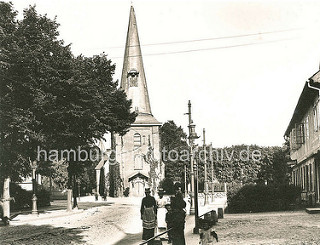 St. Johanniskirche in Hamburg Eppendorf ca. 1900; Frauen mit Schürze und Strohhut; spielende Kinder - Kopfsteinpflaster.