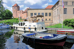 Sportboote, Motorboote im Sportboothafen / Marina von Neustadt Glewe - im Hintergrund das Elektrizitätswerk und der Burgturm der alten Burg.