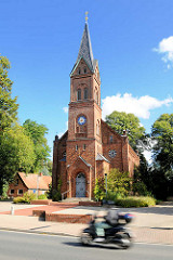 Erlöserkirche in Henstedt / Gemeinde Henstedt Ulzburg- erbaut 1880, neogotische Kirchenarchitektur.