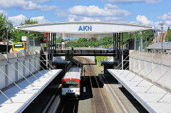 Bahnhof der AKN in Henstedt Ulzburg - Zug am Bahnsteig.