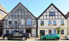 Alt + Neu; restauriertes Fachwerkhaus mit weisser Fassade - unrenoviertes Fachwerkgebäude; Rosenstrasse in Neustadt- Glewe.
