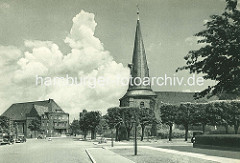 Eppendorfer Kirche - ca. 1936, im Hintergrund das Pastorat, erbaut 1928.