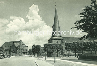 Eppendorfer Kirche - ca. 1936, im Hintergrund das Pastorat, erbaut 1928.