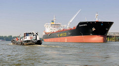 Zwei Tankschiffe in der Rethe in Hamburg Wilhelmsburg -  das Tankschiff Emstank 4 in Fahrt; am Ufer das Tankschiff CIELO DI GAETA.