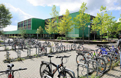 Alstergymnasium in Henstedt - Ulzburg; Fahrradständer mit Fahrrädern.