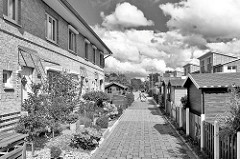 Schwarz-Weiß Aufnahme - Reihenhäuser in Henstedt Ulzburg - weisse Quellwolken.