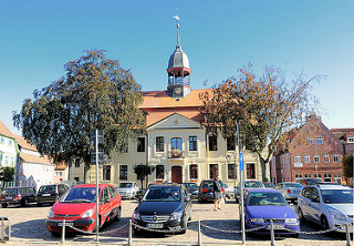 Rathaus von Neustadt-Glewe; erbaut 1806 im barocken Stil.