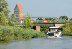 Blick vom Elde-Müritz Wasserweg zum Kirchturm der Marienkirche in Parchim, Mecklenburg Vorpommern.