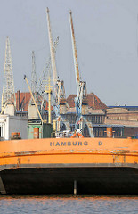 Arbeitsschute im Hansahafen - Heimathafen Hamburg; historische Hafenkräne am Bremer Kai vom Hafenmuseum Hamburg.