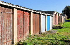 Garagentore in unterschiedlichen Farben - Holztüren; Bilder aus Lübz, Mecklenburg-Vorpommern.