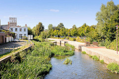 Promenade am Eldeufer in Parchim - naturalisierter Flusslauf.
