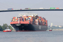 Der Containerfrachter APL MERLION auf der Süderelbe in Fahrt zum Hamburger Container Terminal Altenwerder - der 368m lange Megaboxer kann 14 000 TEU Container an Bord nehmen. LKW mit Containern fahren auf der Köhlbrandbrücke.