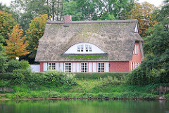 Kulturkate Beckersberg in Henstedt Ulzburg; reetgedeckter Veranstaltungsort am Naturbad.
