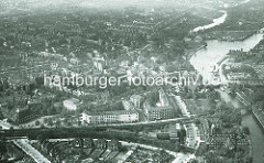 Alte Luftaufnahme von Hamburg Eppendorf - Blick auf den Bahnhof Kellinghusenstrasse und den Lauf der Alster.