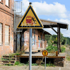 Rampe vom Güterbahnhof in Neustadt Glewe; Schilder Achtung an der Bahnsteigkante, Zutritt verboten - Pictogramm