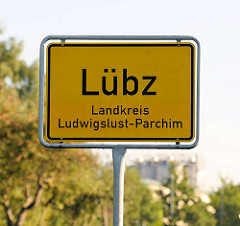Ortsschild von Lübz, Landkreis Ludwigslust Parchim.