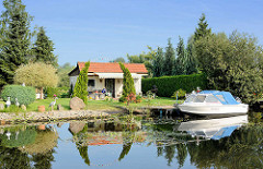 Garten mit Gartenhaus und Sportboot am Bootsanleger; Alte Elde in Parchim.
