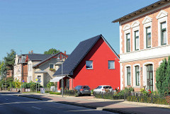 Unterschiedliche Architektur - Wohnhäuser verschiedener Bauweise + Farbgebung; Ludwigsluster Strasse in Neustadt Glewe.