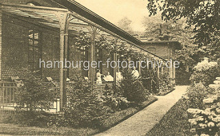 Historische Ansicht vom Krankenhaus Hamburg Eppendorf - Liegehalle; überdachte Veranda mit Blick in den Garten, Grünanlage.