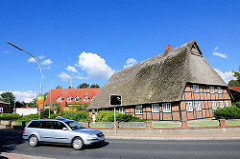 Fachwerkhaus mit Reetdach; fahrendes Auto - Kisdorfer Strasse Henstedt-Ulzburg,  Ortsteil Henstedt