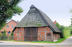 Alte Fachwerkkate mit Reet gedeckt - Dorfstrasse  Henstedt / Hensted-Ulzburg.