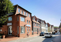 Neubau und historische Architektur in der Wasserstrasse von Neustadt Glewe, Mecklenburg Vorpommern.