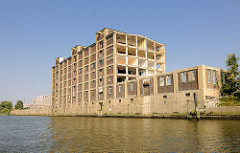 Abriss des historischen Industrieensemble der ehem. GEG auf der Peute in Hamburg Veddel - Blick vom Hovekanal.