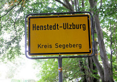 Ortsschild Henstedt Ulzburg, Kreis Segeberg; Laubbäume.