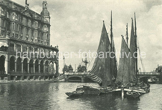 Ewer / Lastkähne unter Segel auf der Kleinen Alster in Hamburg - lks. die Alsterarkaden, im Hintergrund die Reesendammbrücke.