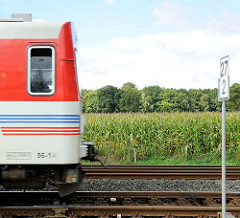 Bahnstrecke der AKN in Henstedt-Ulzburg, Maisfeld.