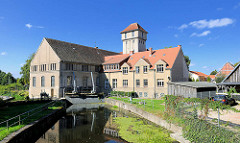 Wasserkraftwerk / Elektrizitätswerk Neustadt-Glewe; Laufwasserkraftwerk am Seitenarm der Elde. Maschinenhaus, Verwaltungsgebäude und Fachwerkschuppen - der Turm wurde als Kraftstoffspeicher genutzt; die Anlage steht unter Denkmalschutz.