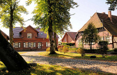 Kopfsteinpflaster und historische Wohnhäuser hinter der Alten Burg in Neustadt Glewe / Amtsfreiheit.