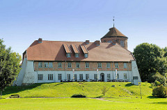 Alte Burg von Neustadt Glewe - älsteste Wehrburg Mecklenburgs, Wahrzeichen der Stadt; Ursprungsbau aus dem 13. Jahrhundert.