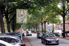 Bebelallee - Hinweisschild für die wechselnde Verkehrsführung zur Sierchstrasse. Die Sierichstraße in Hamburg - Winterhude ist einer der wenigen Straßenzüge in Europa, auf denen tageszeitabhängig die Fahrtrichtung gewechselt wird. Die Straße wurde 18