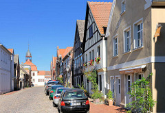 Wohnhäuser in Neustadt-Glewe, Mecklenburg Vorpommern; im Hintergrund der Dachturm vom Rathaus am Marktplatz.