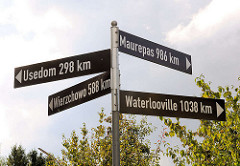 Hinweisschilder der Partnerschaftsstädte von Henstedt-Ulzburg: Wierzchowo, Maurepas, Usedom , Waterlooville; Marktplatz von Henstedt-Rhen.