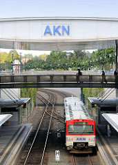 Bahnhof der AKN in Henstedt Ulzburg - einfahrender Zug.