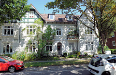 Doppelhaus - Mehrfamilienhaus in Hamburg Alsterdorf, Heimatstil; teilweise mit Fachwerk.