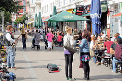 Hamburg im Sommer - Leben im Sternschanzenviertel - Tische auf der Strasse in der Sonne.
