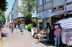 Fuhlsbüttler Strasse - Geschäfte und Passanten beim Einkaufen - Bilder aus Hamburg Barmbek Nord.