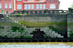 Alte Kaimauer mit Wassertreppe im Hamburger Hansahafen - Steinbalustrade.