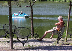 Tretboot fahren - sonnen am Ufer des Harburger Aussenmühlenteichs.